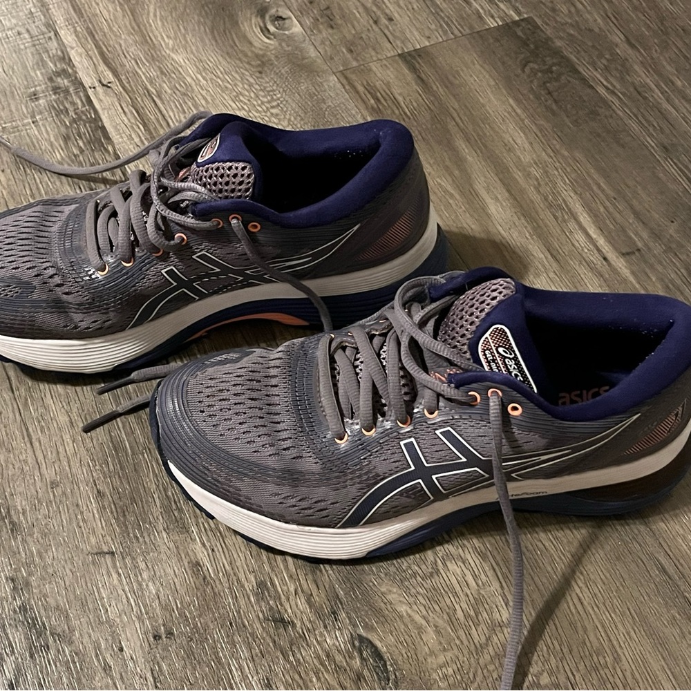 Women gel, Nimbus 7.5 running shoes.
